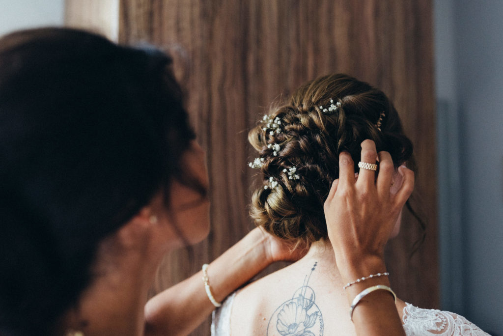 Getting Ready: letzte Handgriffe an der Brautfrisur
