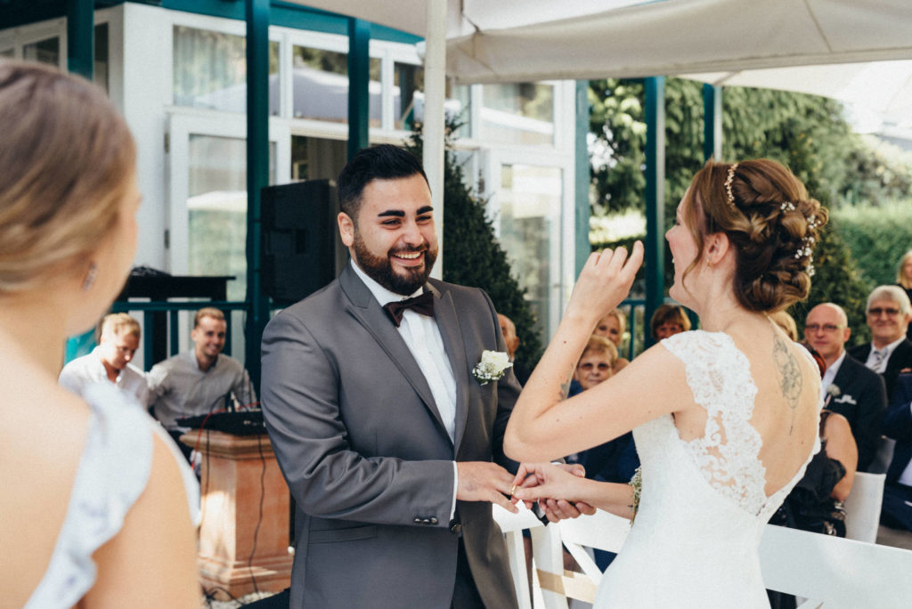 Janine und Tony beim Treueversprechen