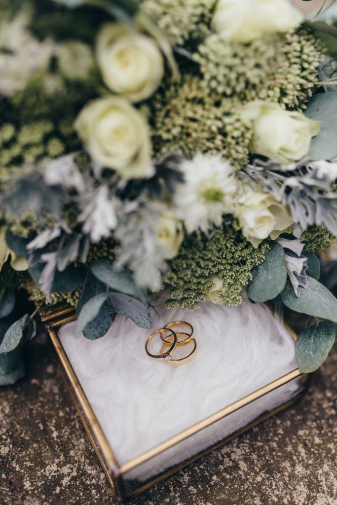 Verlobungsring und Eheringe mit außergewöhnlichem Ringkissen