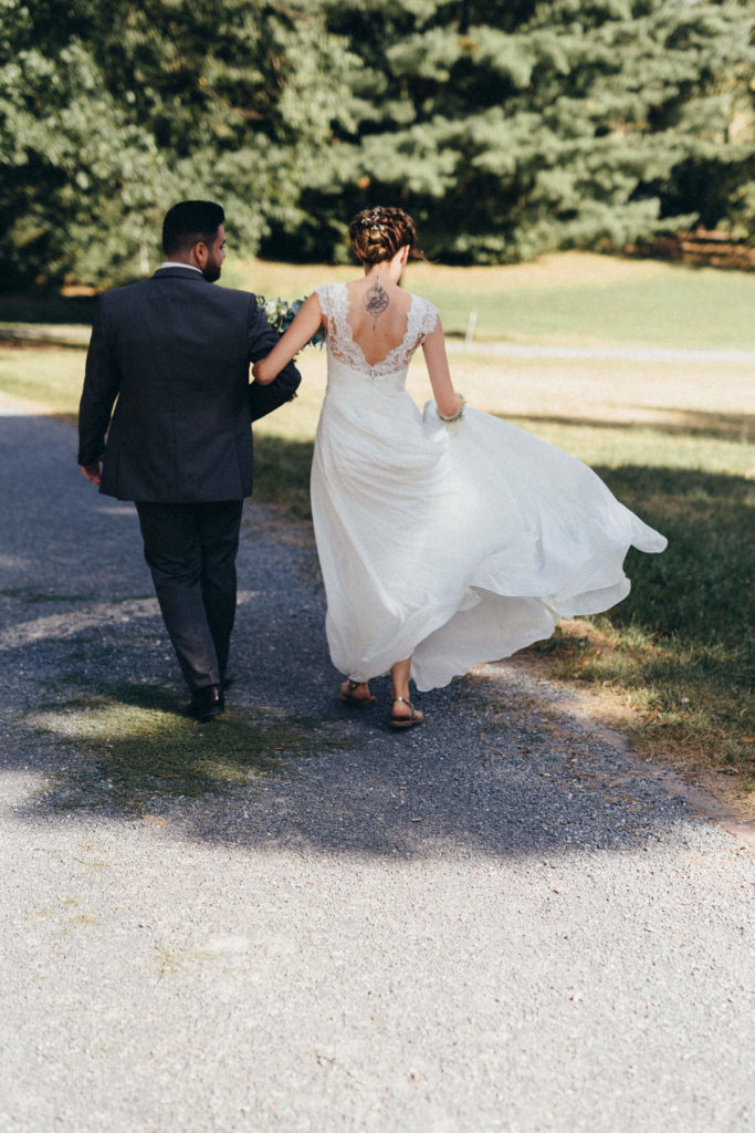 Brautpaar geht spazieren im Park von Schloss Grünewald