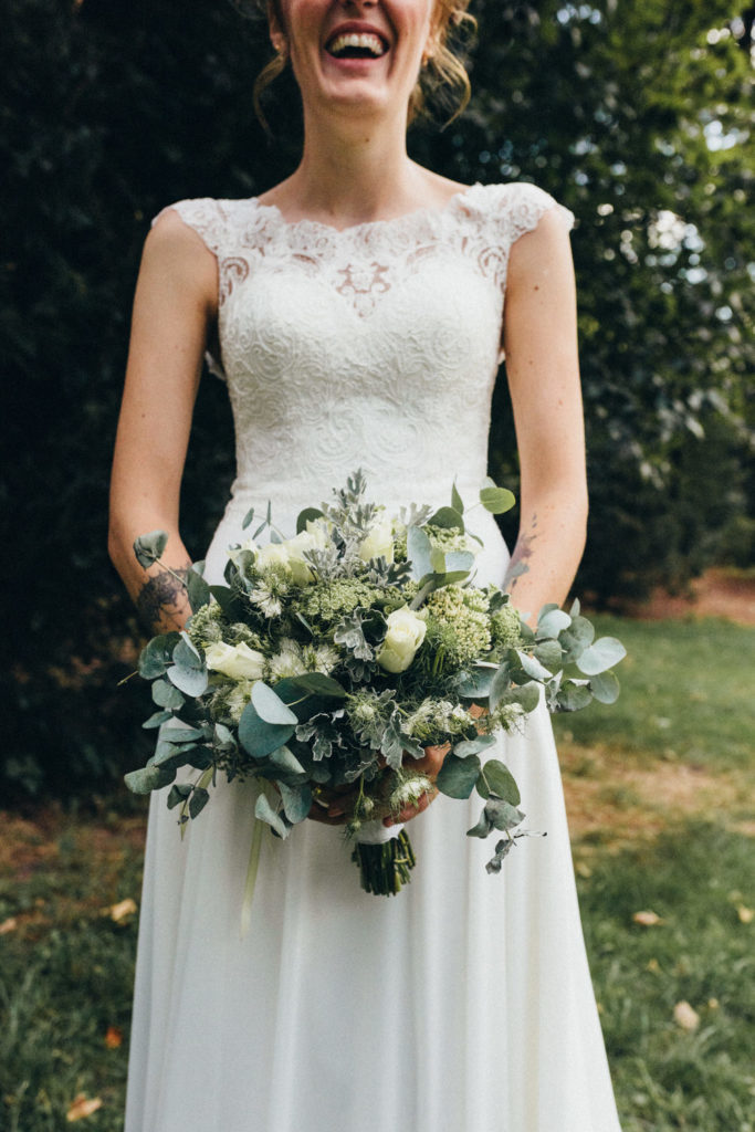 Lachende Braut: Janines Boho Brautstrauß und Hochzeitskleid