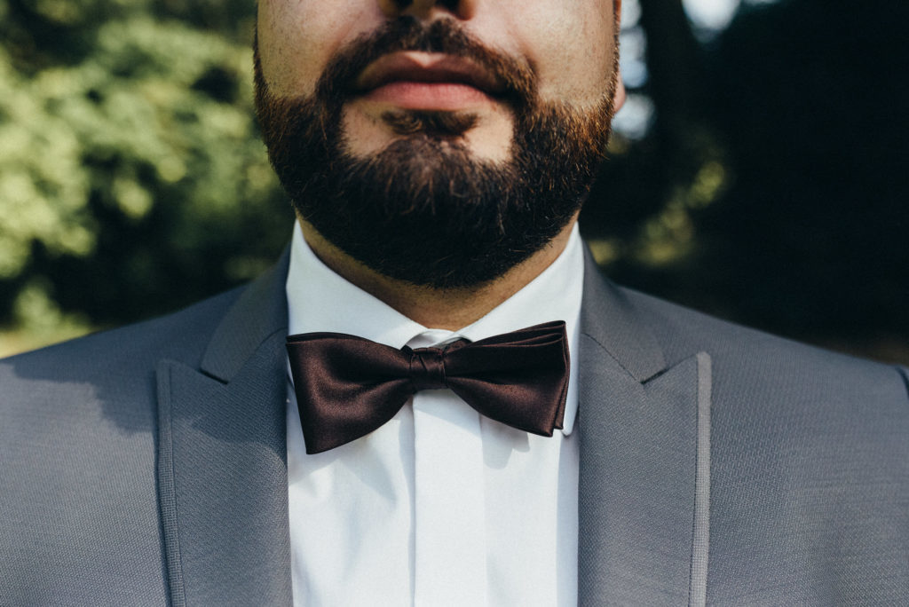 Hochzeitsdetails: Tonys Fliege und Hochzeitsanzug