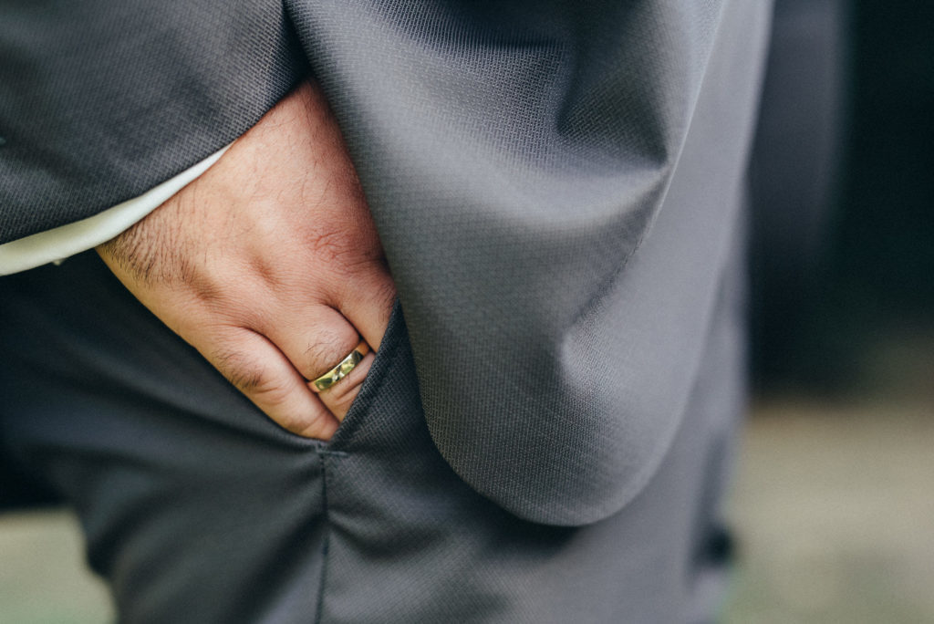 Tonys Trauring und Hochzeitsanzug
