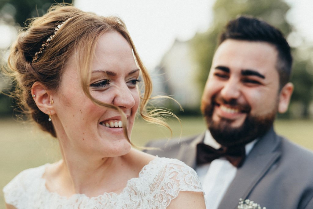 Janine & Tony lachend bei Ihrer Hochzeit auf Schloss Grünewald