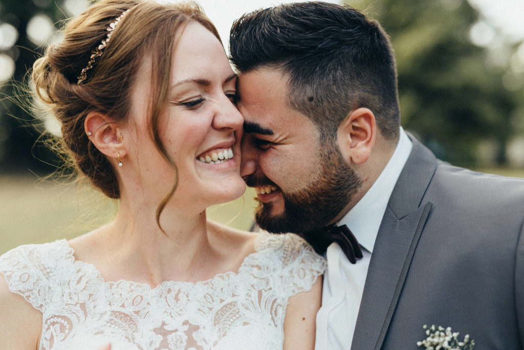 Janine & Tony lachend bei Ihrer Hochzeit auf Schloss Grünewald