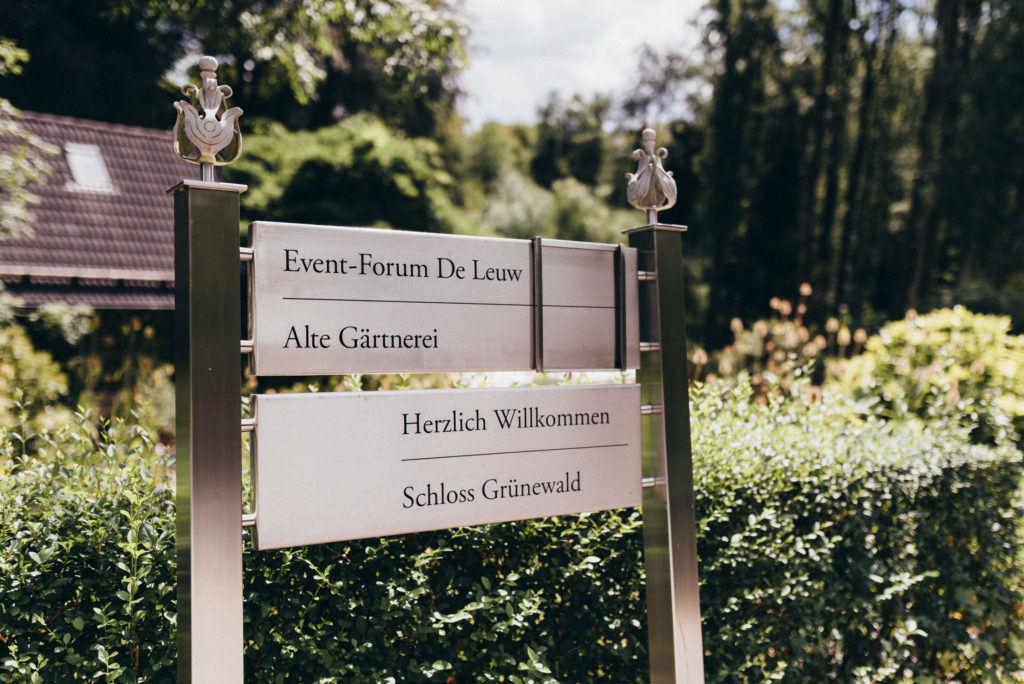 Willkommenschild Eventforum De Leuw Schloss Grünewald