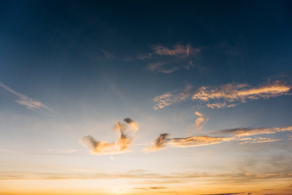 Wolken am Sonnenuntergangs-Himmel