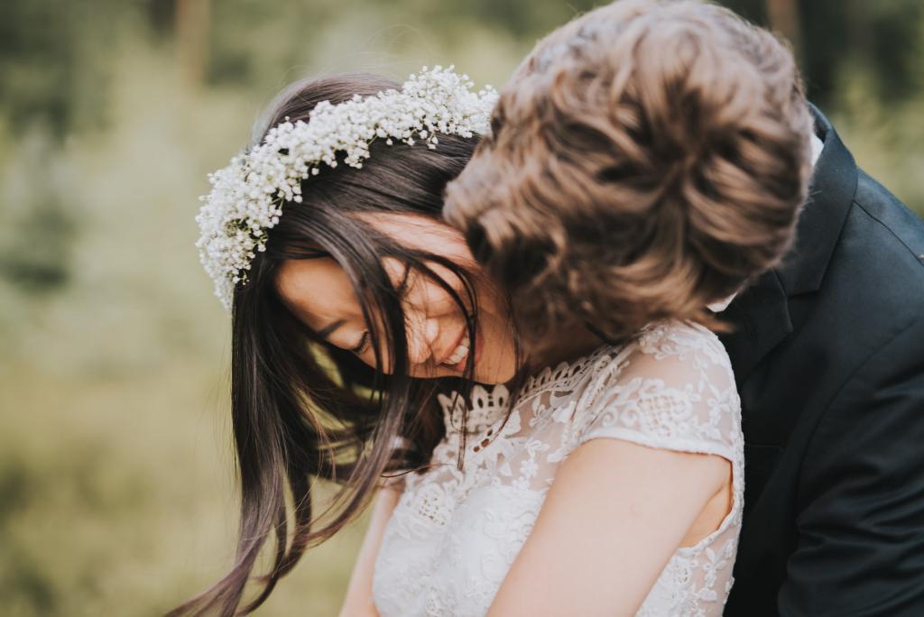 Bräutigam kuschelt mit der Braut