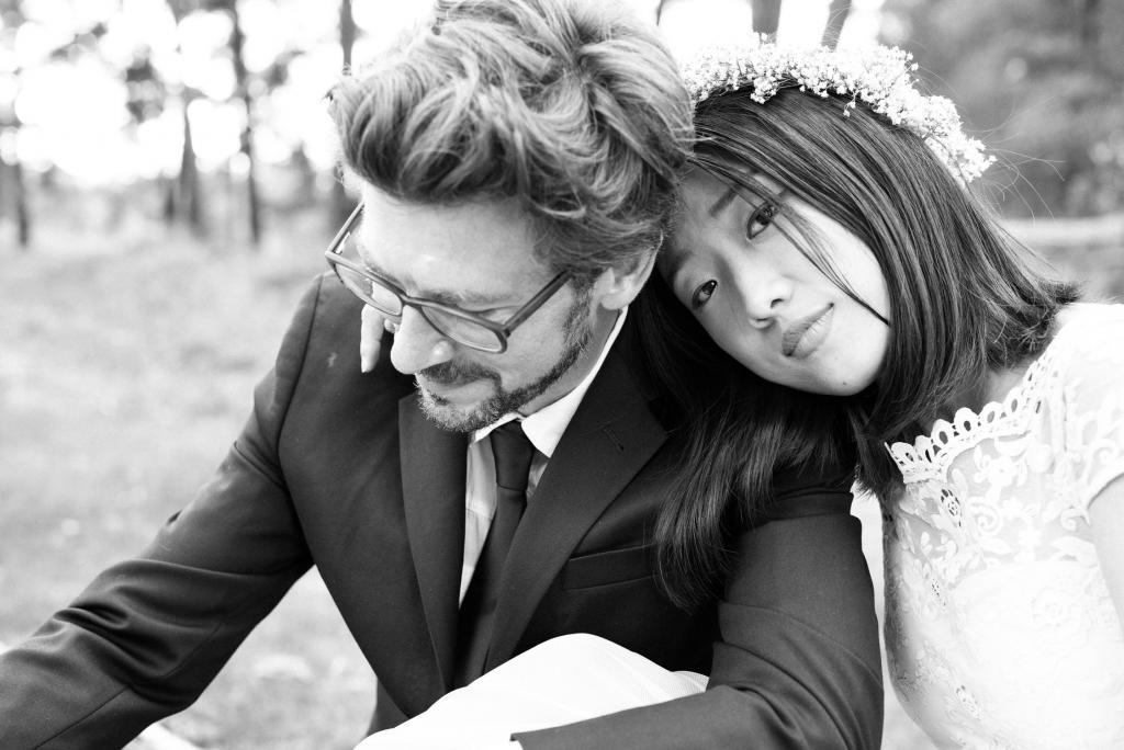 Kuschelndes Brautpaar