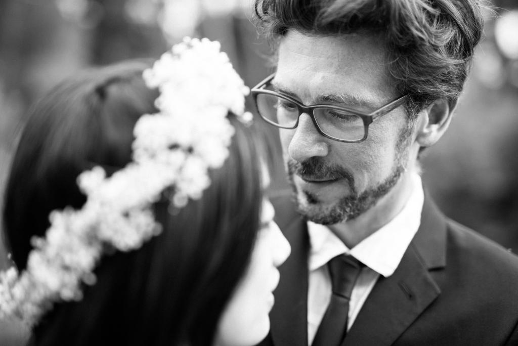 Verliebte Blicke zur Braut