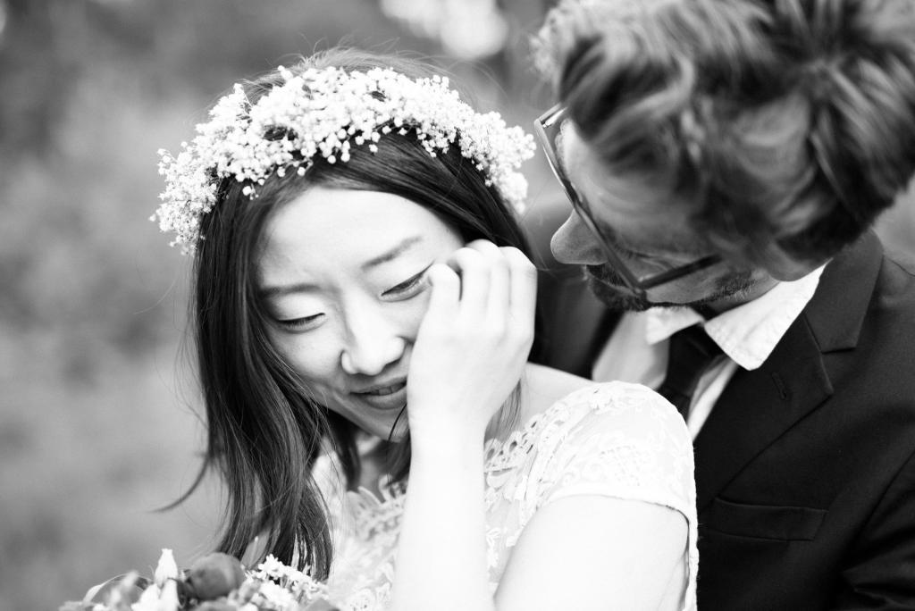 Kuschelndes Brautpaar