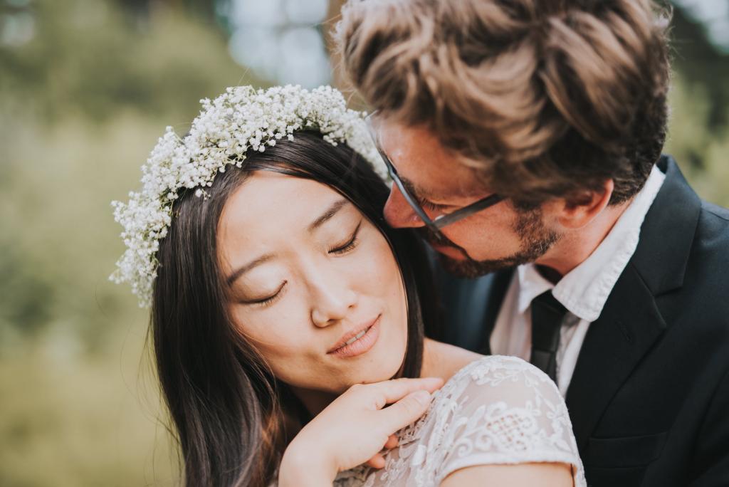 Kuschelndes Brautpaar