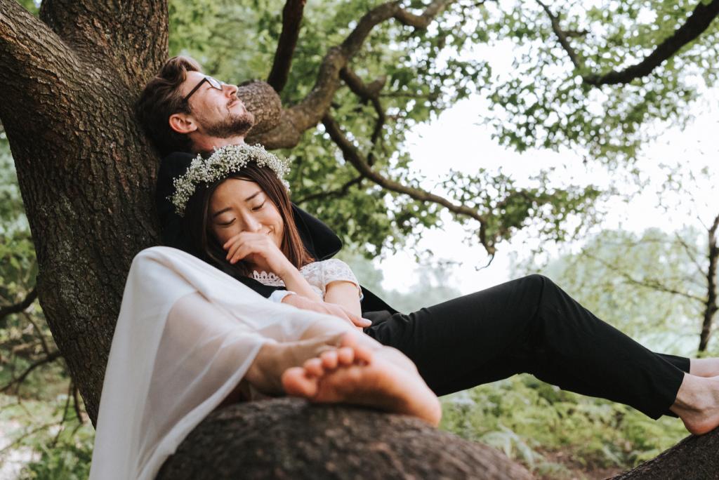 Brautpaar mit Baum