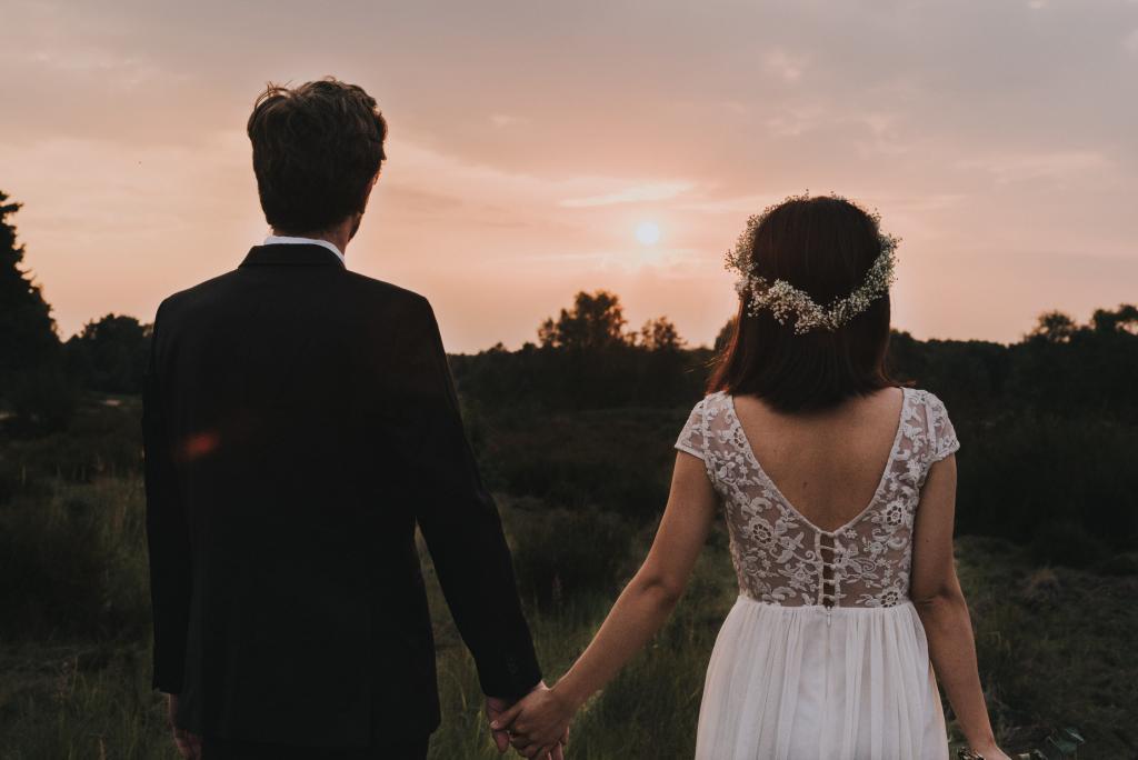 Brautpaar im Sonnenuntergang