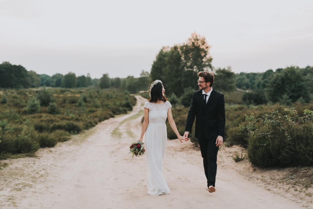 Linghuan und Markus spazieren Hand in Hand