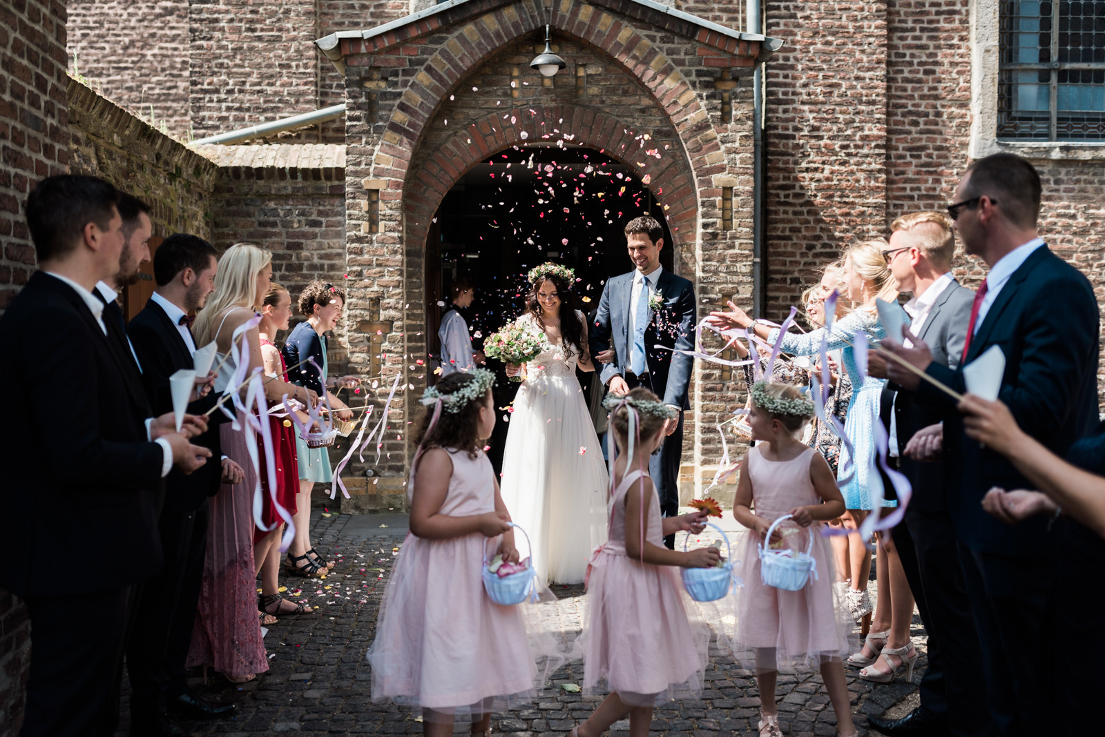 Brautpaar kommt aus der Kirche