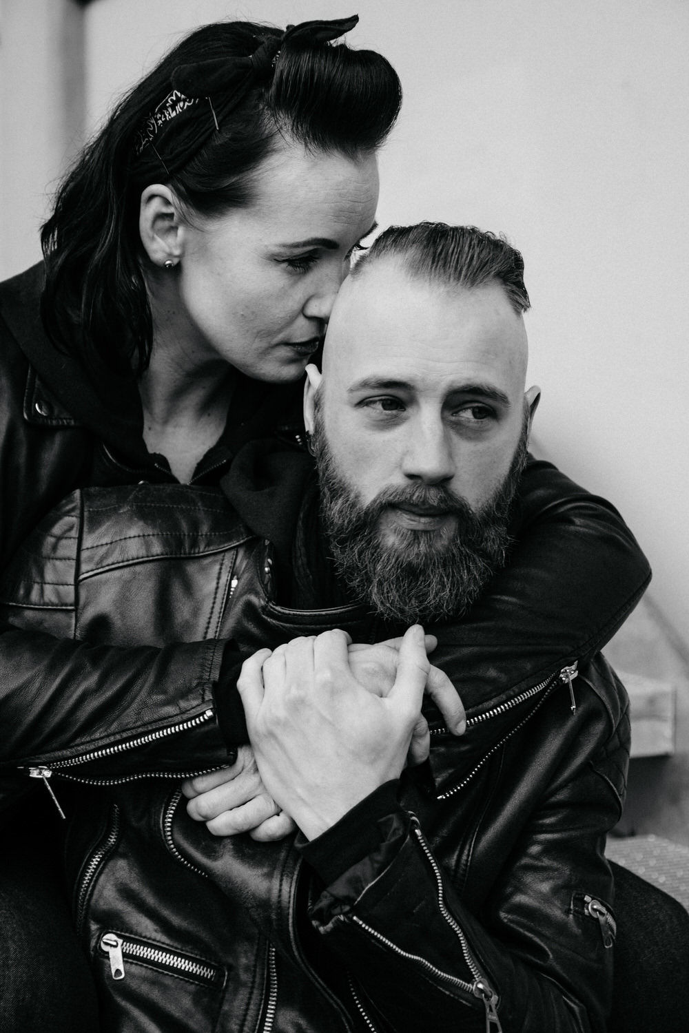 Kuschelndes Rockabilly Paar