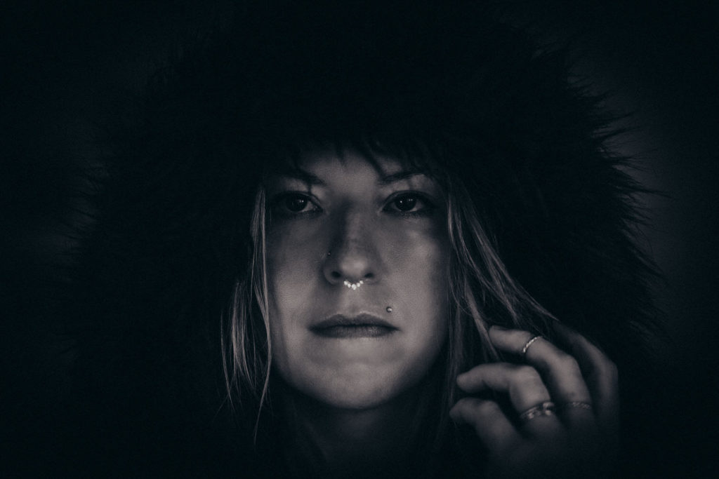 Portrait Frau mit Nasenpiercing